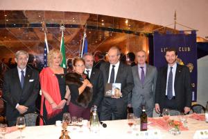 Nella foto il presidente Kiwanis Carlo Capone, Anna Zonca presidente Soroptimist, Rosalinda Croci presidente Collegio Sindacale Camera di Commercio, Mario Esposito presidente Lions Club Borgomanero-Cusio, Paolo Rovellotti, Francesco Cerutti presidente Lions Club Borgomanero Host e Davide Parodi presidente Rotary Borgomanero – Arona